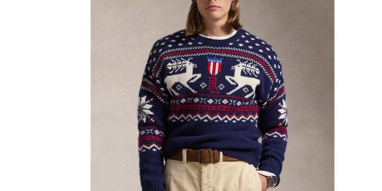 تألق الرجال في أزياء الكريسماس ببصمات دور الأناقة الراقية