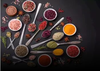 أفضل التوابل لتحسين صحة القولون وتطهيره