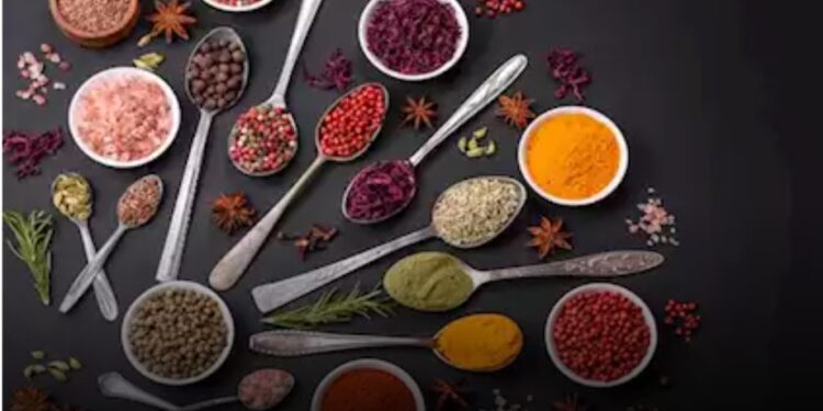 أفضل التوابل لتحسين صحة القولون وتطهيره