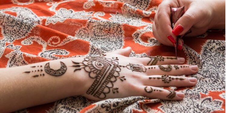 الحنة رمز ثقافي وجمالي يجمع بين التراث والأصالة