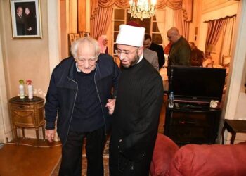 وزير الأوقاف في زيارة لمنزل الفنان القدير رشوان توفيق .. تفاصيل