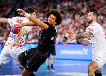 محاضرة فيديو كول تحفيزية لوزير الرياضة مع منتخب اليد قبل مواجهة فرنسا الليلة