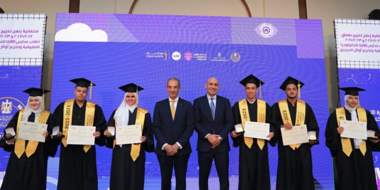 الاتصالات : الوصول إلى 27 مدرسة WE للتكنولوجيا التطبيقية بمعدل مدرسة بكل محافظة خلال العام المقبل