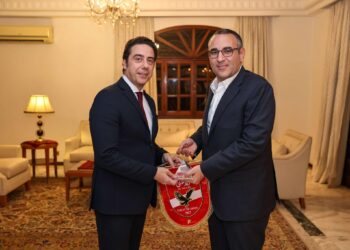 الأهلي يهدي درع وعلم النادي إلى سفير مصر بكوت ديفوار