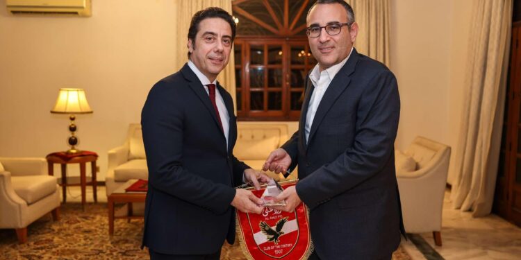 الأهلي يهدي درع وعلم النادي إلى سفير مصر بكوت ديفوار
