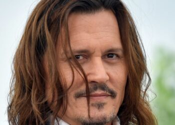  ابن جوني ديب يلفت الأنظار في شوارع باريس .. هل يشبه أبوه ؟