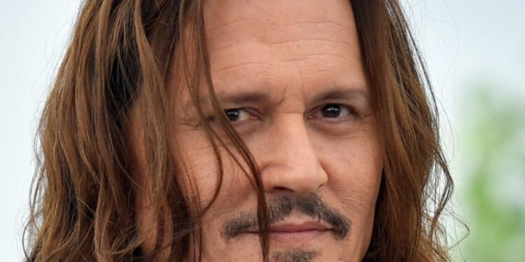  ابن جوني ديب يلفت الأنظار في شوارع باريس .. هل يشبه أبوه ؟