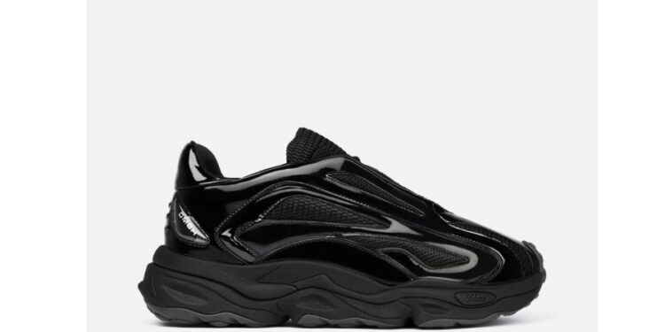 ملك الألوان يسيطر على الشتاء: أفضل الأحذية الرياضية السوداء لموسم 2025