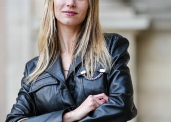 أبرز الأقمشة الشتوية الأساسية في الدولاب خلال 2025