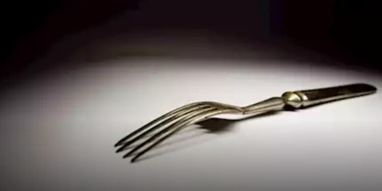 هل يساعد تدليك فروة الرأس بشوكة الطعام في تحسين صحة الشعر؟