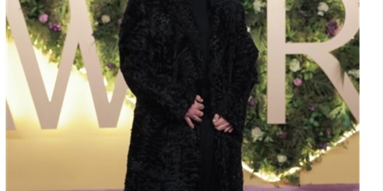 لماذا طرح أحمد سعد ملابسه في مزاد علني ويعلن عن ألبومه الجديد وقک