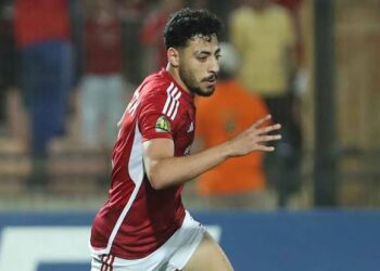 ما يزعل الجمهور .. كواليس مشادة أكرم توفيق مع مشجعي الأهلي وأسباب غضبهم