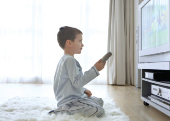 طفل أمام شاشة