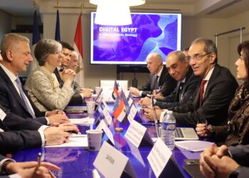 وزير الاتصالات يناقش مع مسئولى الشركات الفرنسية الاستثمارات التكنولوجية في مصر 