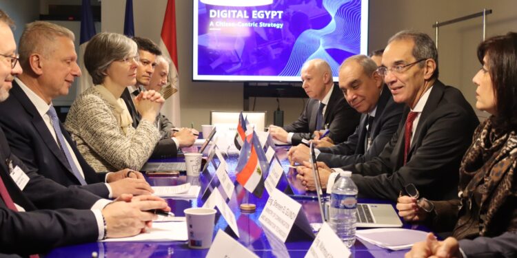 وزير الاتصالات يناقش مع مسئولى الشركات الفرنسية الاستثمارات التكنولوجية في مصر 
