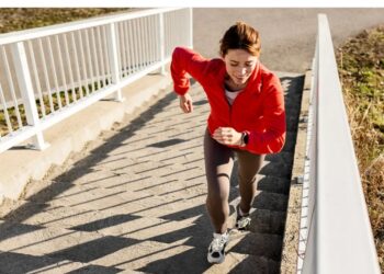 فوائد صعود السلالم لصحة القلب واللياقة البدنية