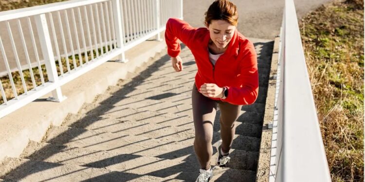 فوائد صعود السلالم لصحة القلب واللياقة البدنية