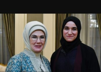 حكاية صورة أمينة أردوغان ولطيفة الشرع بتركيا