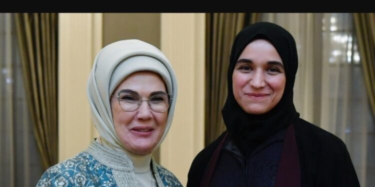 حكاية صورة أمينة أردوغان ولطيفة الشرع بتركيا