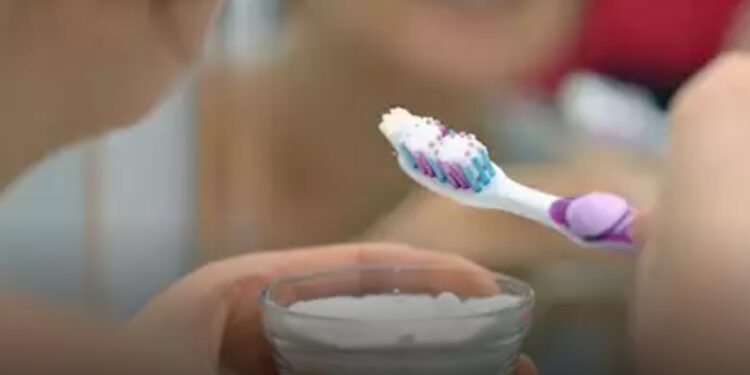 تحذيرات حول تنظيف الأسنان بالملح وأضراره المحتملة