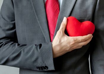 عيد الحب 2025: لمسات باللون الأحمر تُبرز أناقة الرجل