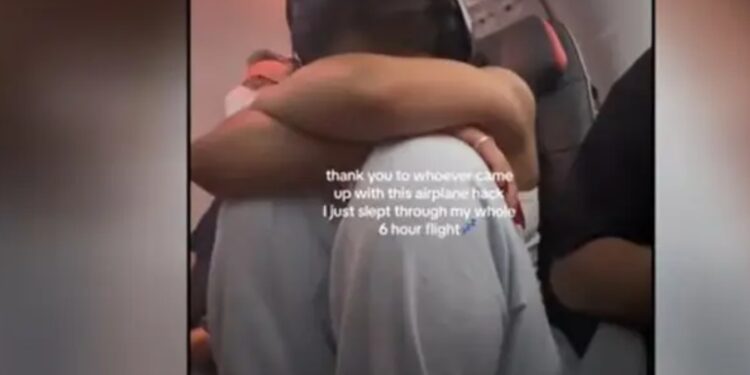 ترند النوم بالطائرة .. قلق بسبب وضعية جلوس معينة تساعد على النوم