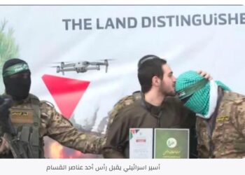 شوف .. من هو الأسير الإسرائيلي الذي قبل رأس رجال حماس خلال تبادل الأسرى؟ 