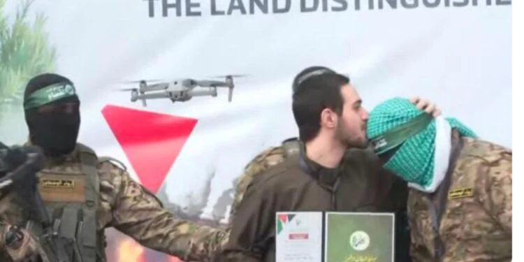 شوف .. من هو الأسير الإسرائيلي الذي قبل رأس رجال حماس خلال تبادل الأسرى؟ 