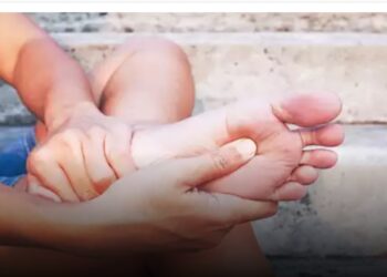 صحة القدمين كمرآة لصحة الجسم: علامات تحذيرية يجب الانتباه لها