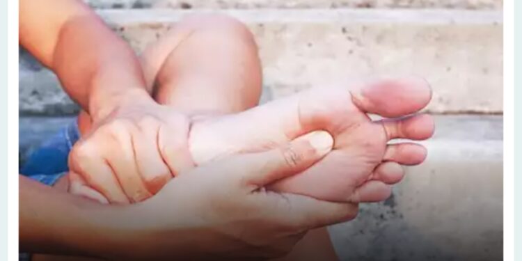 صحة القدمين كمرآة لصحة الجسم: علامات تحذيرية يجب الانتباه لها