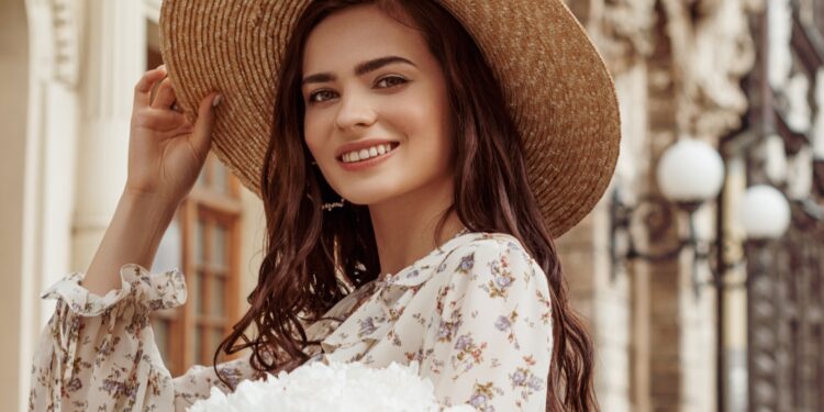 موضة فساتين ربيع 2025 – ألوان وتصاميم تعكس روح الموسم