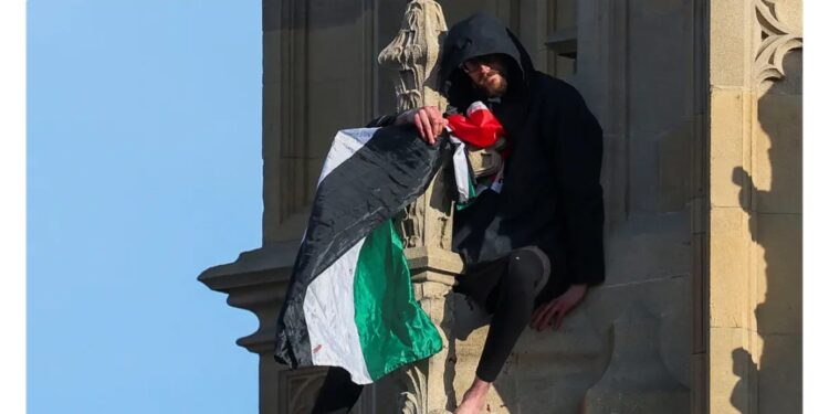 تفاصيل تسلق فلسطيني ساعة بيج بن .. بسبب تطهير غزة عرقياً