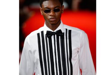 القميص الأبيض – رمز الأناقة الخالدة والتجدد في عالم الموضة