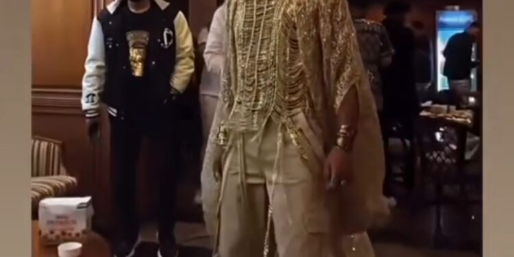 محمد رمضان يتألق بإطلالة ذهبية في الهند ويثير الجدل لذلك السبب | شوف