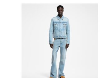 هل يشهد العالم عودة موضة بنطلون Flare مجدداً؟