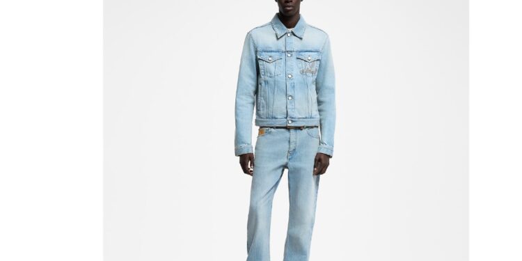 هل يشهد العالم عودة موضة بنطلون Flare مجدداً؟