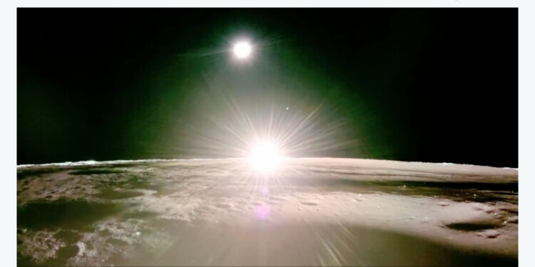 تعرف على ظاهرة الغروب القمري .. صور رائعة للشمس