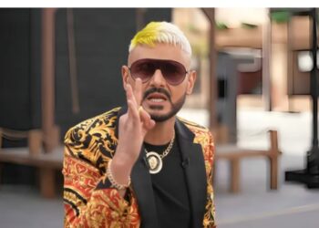 رامز جلال يتألق بأزياء فاخرة من “فيرساتشي” في “رامز إيلون مصر”.. سعرها يتجاوز 160 الف الف جنيه