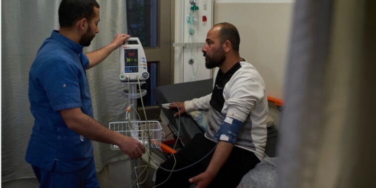 اعتقال المخرج الفلسطيني حمدان بلال بعد تسلم جائزة أوسكار.. تفاصيل