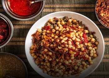 خلال عيد الفطر.. تحذيرات صحية من تناول الكشري أول يوم على الريق