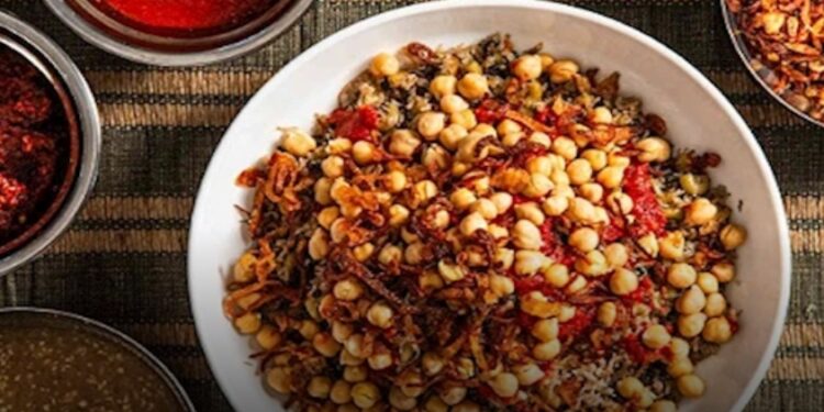 خلال عيد الفطر.. تحذيرات صحية من تناول الكشري أول يوم على الريق