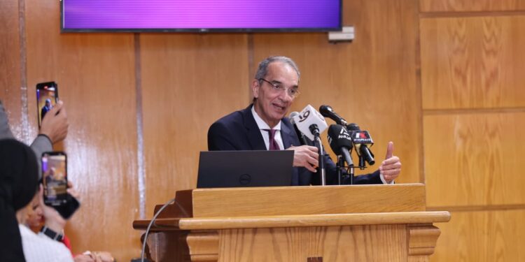 وزير الاتصالات : قرابة ربع مليون مواطن استفاد من العلاج الرقمي في القليوبية