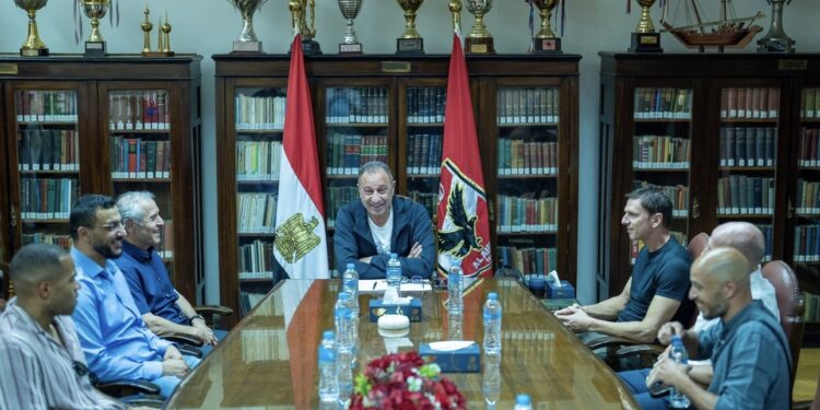 الأهلي يكرم كولر وجهازه المعاون .. الخطيب : الأحمر بيتكم الثاني