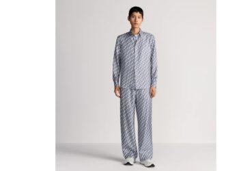 أناقة بيجامة الرجال خلال العطلات والراحة بالمنزل