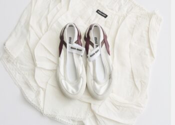  أحذية Sneakerina: الموضة الأبرز لعام 2025 تجمع بين راحة السنيكرز وأناقة البالرينا