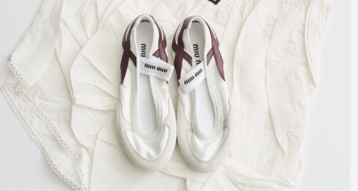 أحذية Sneakerina: الموضة الأبرز لعام 2025 تجمع بين راحة السنيكرز وأناقة البالرينا