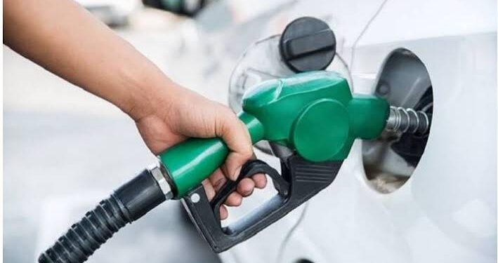 بدء تطبيق الزيادات الجديدة في البنزين والسولار .. تعرف على قائمة الأسعار