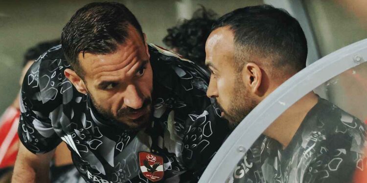 حزن وغضب .. علي معلول يثير الجدل بعد نهاية مباراة الأهلي والبنك