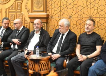 نجوم الفن يواسون كارول سماحة في عزاء المنتج الراحل وليد مصطفى