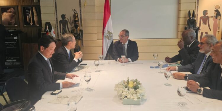 وزير الاتصالات يبحث مع الشركات اليابانية الاستثمار فى مجال تصميم وصناعة الإلكترونيات وأشباه الموصلات